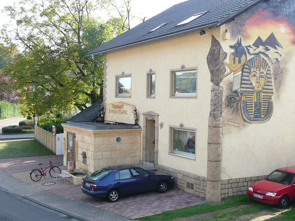 Außenansicht des Sonnentempels Hargarten